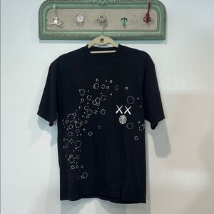 KAWS man on the mood glow in the darkBlack Short Sleeve Tees with Graphic small